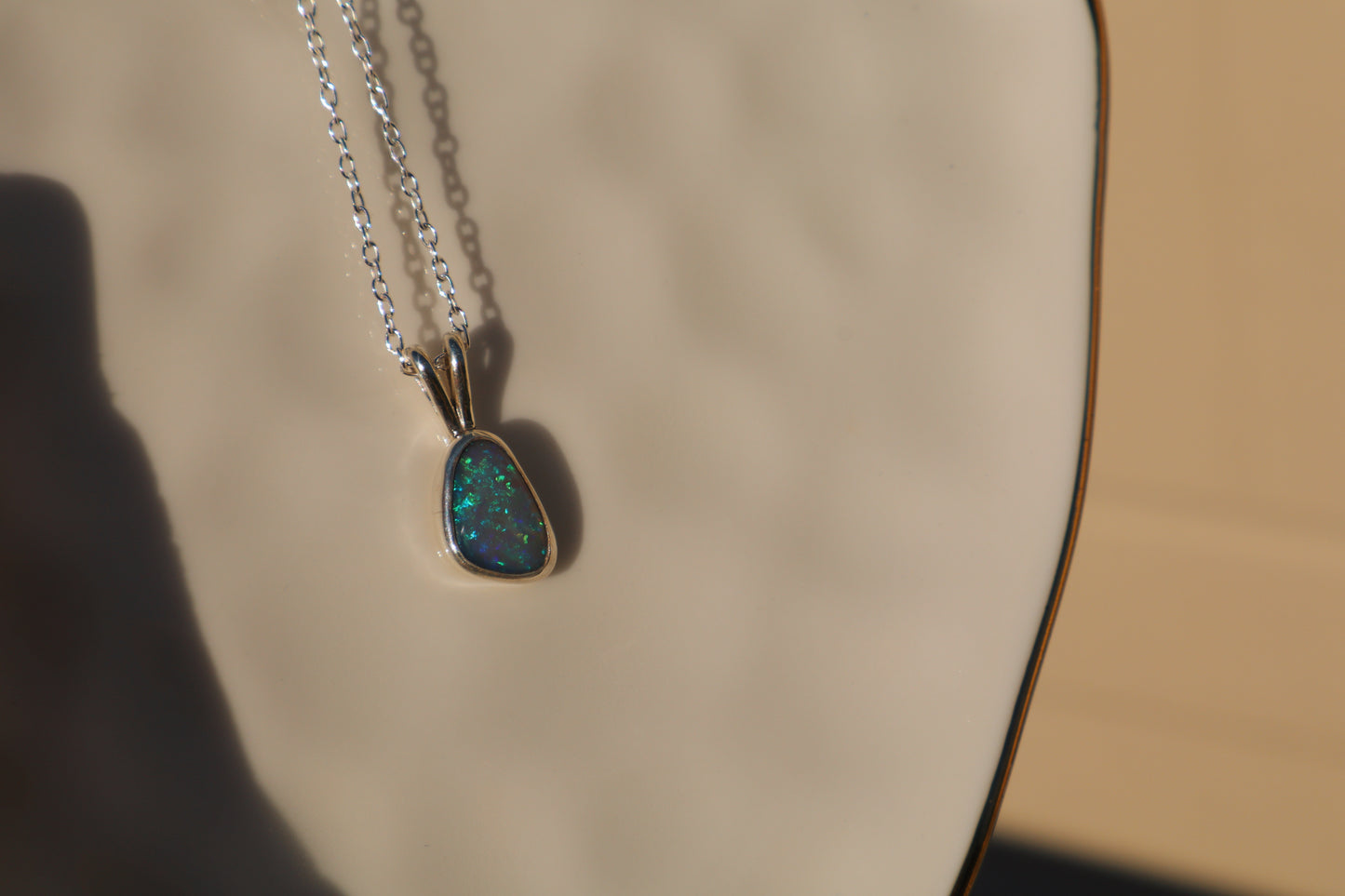 Sparkly crystal opal pendant on an 18in chain (Extends to 20in)
