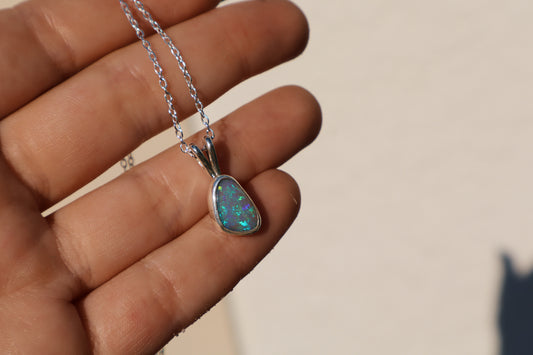 Sparkly crystal opal pendant on an 18in chain (Extends to 20in)