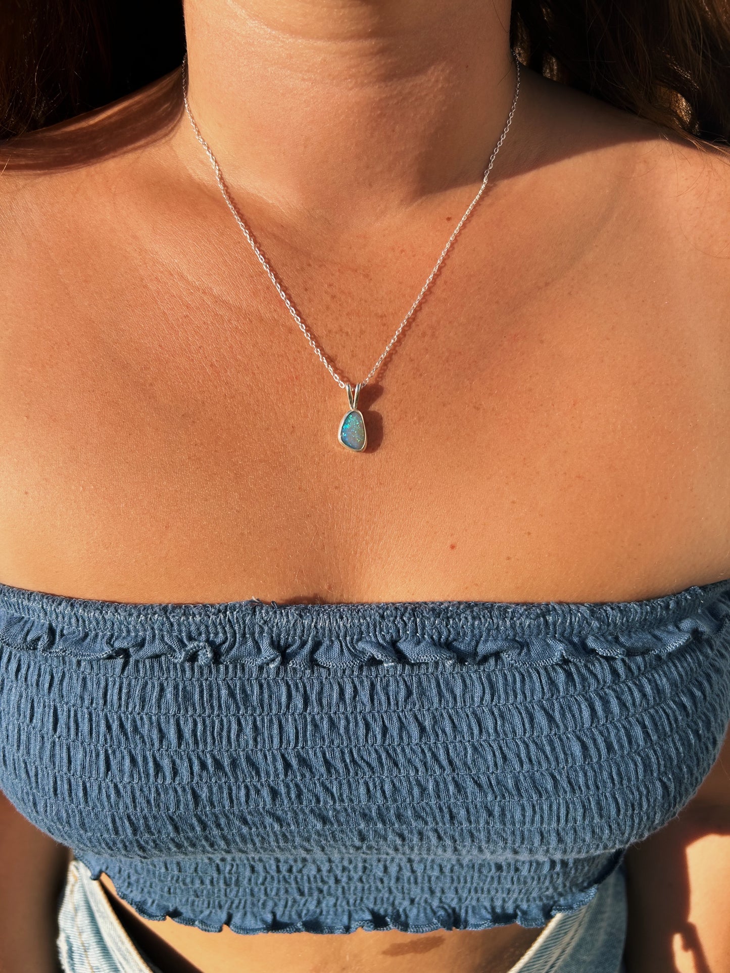 Sparkly crystal opal pendant on an 18in chain (Extends to 20in)