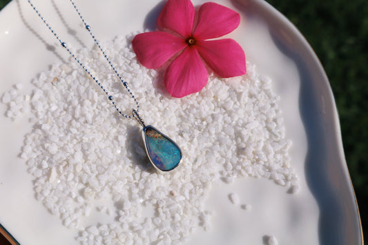 Beautiful swirly elongated opal pendant. 18 inch satellite chain